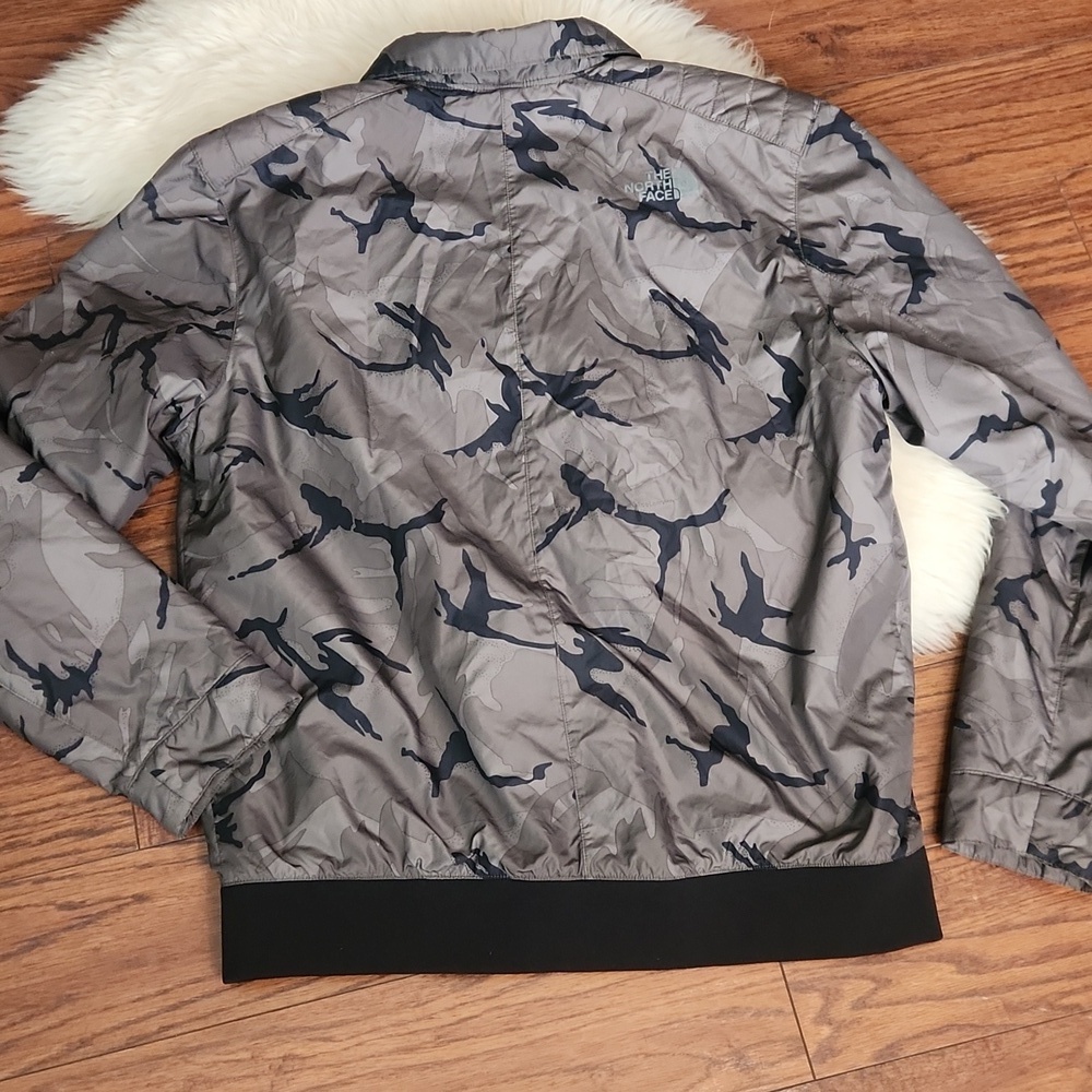 The North Face Green Camoflauge Zip Front Lightweight Mens Jacket - Picture 2 of 5
